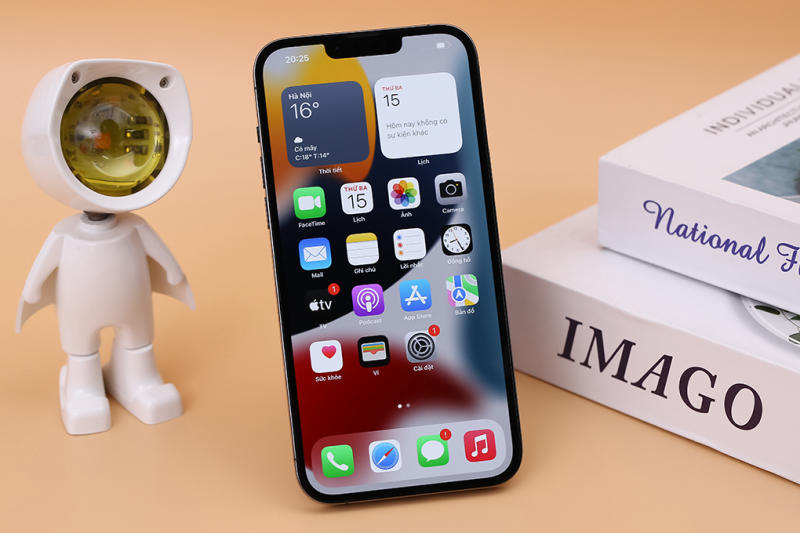 Màn hình 6.1 inch khá nhỏ gọn trên iPhone 13